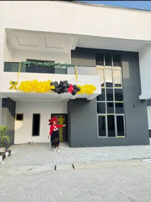 Jumoke Odetola Instagram - One of God’s blessings to me this year 🔑 

Grateful heart 🙏
Everything I own, I owe to God Almighty, the giver of blessings that come with no sorrow and peace of mind

Thank you @zylushomes for upholding your watchword 
INTEGRITY 📌 
A home that comes with all the right documents 
A home that comes with peace of mind

Fascinator @tcubecreations