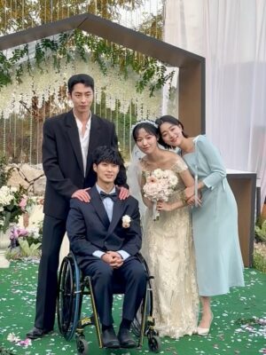 Jung Bo-min Instagram - 슬아 행복해💐💍
마지막 썸머 안녕🍃
감사합니다..🤍🪽