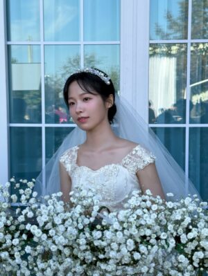 Jung Bo-min Instagram - 슬아 행복해💐💍
마지막 썸머 안녕🍃
감사합니다..🤍🪽