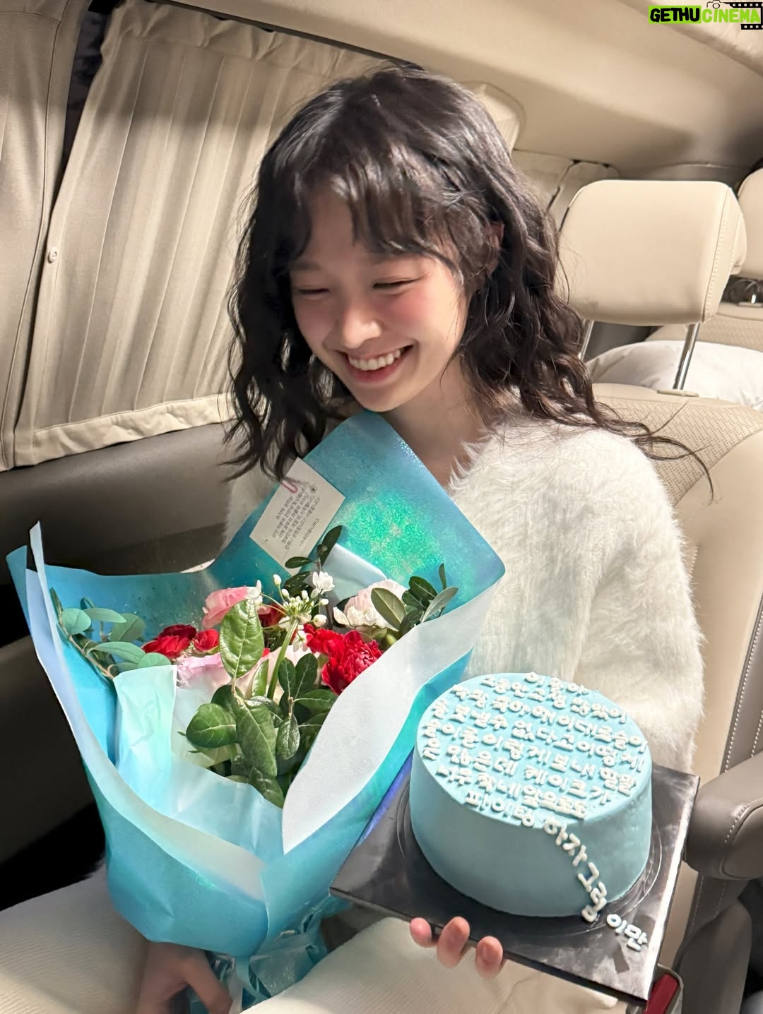Jung Bo-min - 243.2K Likes - 슬아 행복해💐💍
마지막 썸머 안녕🍃
감사합니다..🤍🪽