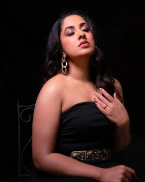 Jyothi Krishna Instagram - Black is not sad , it is poetic 🖤
📸 @lumetricmedia
💄 @crown_touch_
#fashionshoot #photoshoot #fashionphotography #dubai #jyothikrishna #actress #model #influencer #indubai #mydubai🇦🇪 #beauty #inblack #black #blackfrock #dubaimodel #malayalamcinema #malayali #trending #western #westernwear #hairstyles #makeup #sephora #bobbybrowncosmetics #mac #dubaiphotoshoot #adshoot