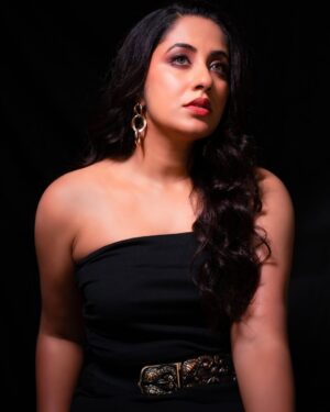 Jyothi Krishna Instagram - Black is not sad , it is poetic 🖤
📸 @lumetricmedia
💄 @crown_touch_
#fashionshoot #photoshoot #fashionphotography #dubai #jyothikrishna #actress #model #influencer #indubai #mydubai🇦🇪 #beauty #inblack #black #blackfrock #dubaimodel #malayalamcinema #malayali #trending #western #westernwear #hairstyles #makeup #sephora #bobbybrowncosmetics #mac #dubaiphotoshoot #adshoot
