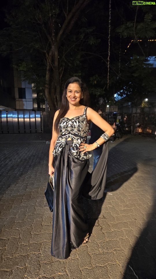 Jyoti Gauba - 280 Likes - Elegance jo loud nahi hoti, par mehsoos zaroor hoti hai 🖤✨

Outfit @begumshoponline

#ClassyVibes #ElegantLook #BlackElegance #TimelessStyle #eveningglam