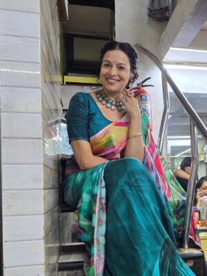 Jyoti Gauba Instagram - Thodi si saree, thoda sa shine ✨
Baaki sab jewellery bol rahi hai 💎

Jewellery @anvikjewels 
Hair makeover @rekhasharma_careforheracademy 

#SareeLove #JewelleryGoals #DesiGlow #IndianElegance #SareeNotSorry #TraditionalVibes #EthnicLook #DesiFashion #SareeDiaries #JewelleryLover #IndianWear #FestiveMood #GraceInStyle #GlamInSaree #DesiQueen
