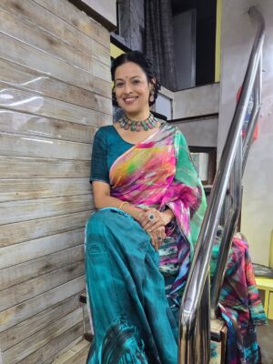 Jyoti Gauba Instagram - Thodi si saree, thoda sa shine ✨
Baaki sab jewellery bol rahi hai 💎

Jewellery @anvikjewels 
Hair makeover @rekhasharma_careforheracademy 

#SareeLove #JewelleryGoals #DesiGlow #IndianElegance #SareeNotSorry #TraditionalVibes #EthnicLook #DesiFashion #SareeDiaries #JewelleryLover #IndianWear #FestiveMood #GraceInStyle #GlamInSaree #DesiQueen