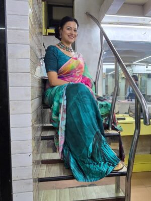 Jyoti Gauba Instagram - Thodi si saree, thoda sa shine ✨
Baaki sab jewellery bol rahi hai 💎

Jewellery @anvikjewels 
Hair makeover @rekhasharma_careforheracademy 

#SareeLove #JewelleryGoals #DesiGlow #IndianElegance #SareeNotSorry #TraditionalVibes #EthnicLook #DesiFashion #SareeDiaries #JewelleryLover #IndianWear #FestiveMood #GraceInStyle #GlamInSaree #DesiQueen
