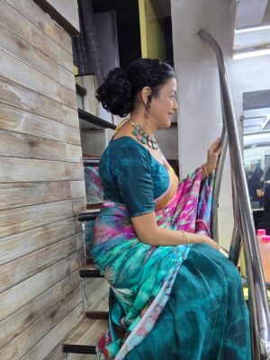 Jyoti Gauba Instagram - Thodi si saree, thoda sa shine ✨
Baaki sab jewellery bol rahi hai 💎

Jewellery @anvikjewels 
Hair makeover @rekhasharma_careforheracademy 

#SareeLove #JewelleryGoals #DesiGlow #IndianElegance #SareeNotSorry #TraditionalVibes #EthnicLook #DesiFashion #SareeDiaries #JewelleryLover #IndianWear #FestiveMood #GraceInStyle #GlamInSaree #DesiQueen