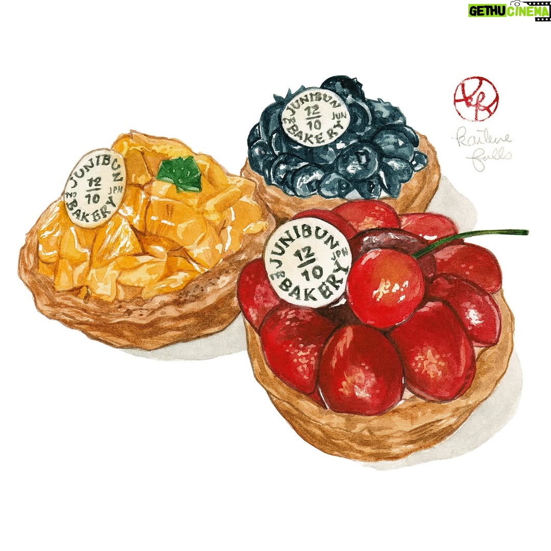 Kailene Falls - 6.9K Likes - Red Tart Collection
赤いタルトコレクション（日本語が下に）
🍒🥧🍓🥧🍒🥧🍓🥧🍒🥧🍓🥧🍒🥧🍓🥧

Tarts are one of my all-time favorite desserts. Something about the combination of buttery crust and tart fruit is just so good! I realized a huge percentage of the tarts I've painted are red, so I made a sort of satisfying collection of some of the red tarts I've eaten and loved! Which do you most want ot try?

② Cherry, Mango, and Blueberry Tarts ( @junibun_bakery )
③ Cherry Tart ( @torse_cafe )
④ Fig and Berry Tart ( @quilfaitbon_official )
⑤ Triple Berry Tart ( @sundaybrunch_s )
⑥ Cherry Custard Tart ( @ginzacozycorner )
⑦ Strawberry Tart ( @mothermooncafe_official )
⑧ Strawberry Tart ( FOUNDRY )

タルトが本当に大好き！バター香る生地に酸味を効いたフルーツのコンビネーションが本当に美味しいだもん！今までイラストにしたタルトは赤い色のものが多いと気づいて、まとめてコレクションにしてみました。どれを一番食べたいですか？私は本当に選べられないです！