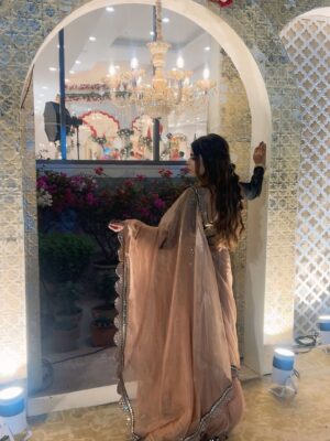 Kajal Jaiswal Instagram - Aisi uljhi nazar un se hatti nahi🤎🖤….
