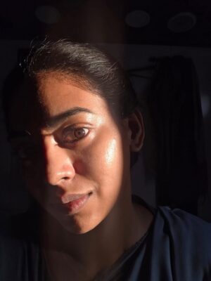 Kamakshi Bhaskarla Instagram - Sunlight, stillness, and eyes that carry stories.
No performance here.
Just a quiet moment between light and thought —
where presence speaks without trying.
cinematic portrait, natural light photography, expressive eyes, sun kissed portrait, actor close up, visual storytelling, Telugu cinema actress
#NaturalLight #CinematicPortrait #EyesThatSpeak #ActorLife