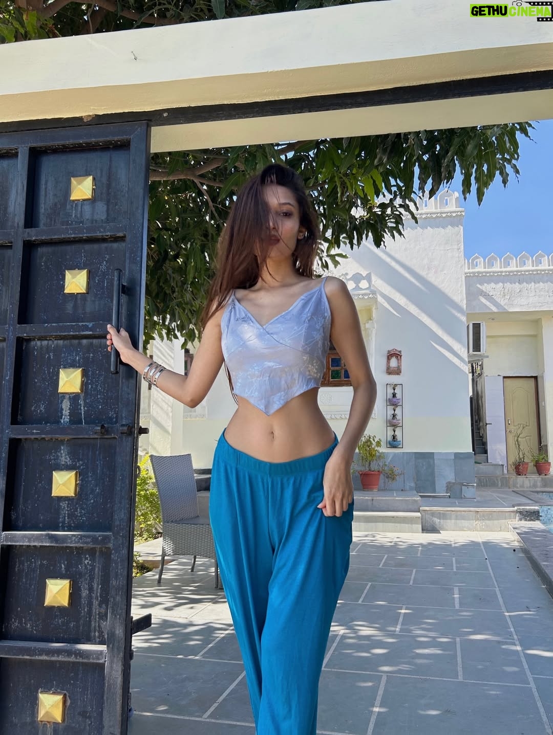 Kamya Vasa - 13.2K Likes - 🌬️खुली ज़ुल्फ़ बता दे....

.
.
.
.
.
.
.
.
.
#explore #fyp #udaipur #staycation #blessed