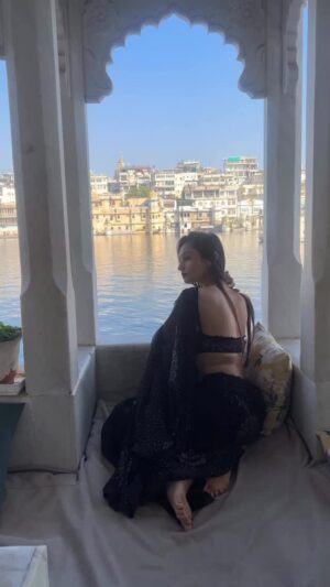 Kamya Vasa Instagram - सजना के सजदे में इतना रहने लगे🤍
दीवाना दीवाना दुनिया कहने लगे....
.
.
.
.
.
.
.
.
.
.
.
.
.
#explore #fyp #udaipur #instagram staycation