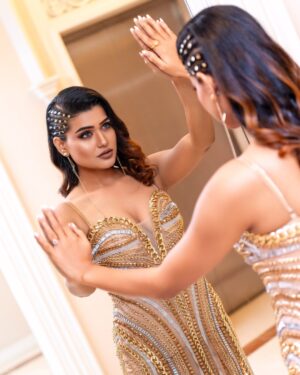 Kanak Pandey Instagram - Let me show off the beauty I own.!❤️🤪
.
.
.

MUA- @navoda_rodrigo 
📸. - @thilinakanuggallage 
Assist- @malshichathu 
👨‍💻. - @helloclassymoments 
🏨 . - @tajsamudracolombo 

#Beauty
#Makeup
#Skincare
#Haircare
#Fashion
#MakeupInspo
#MakeupTutorials
#MakeupLovers
#Eyemakeup
#lipsticklove