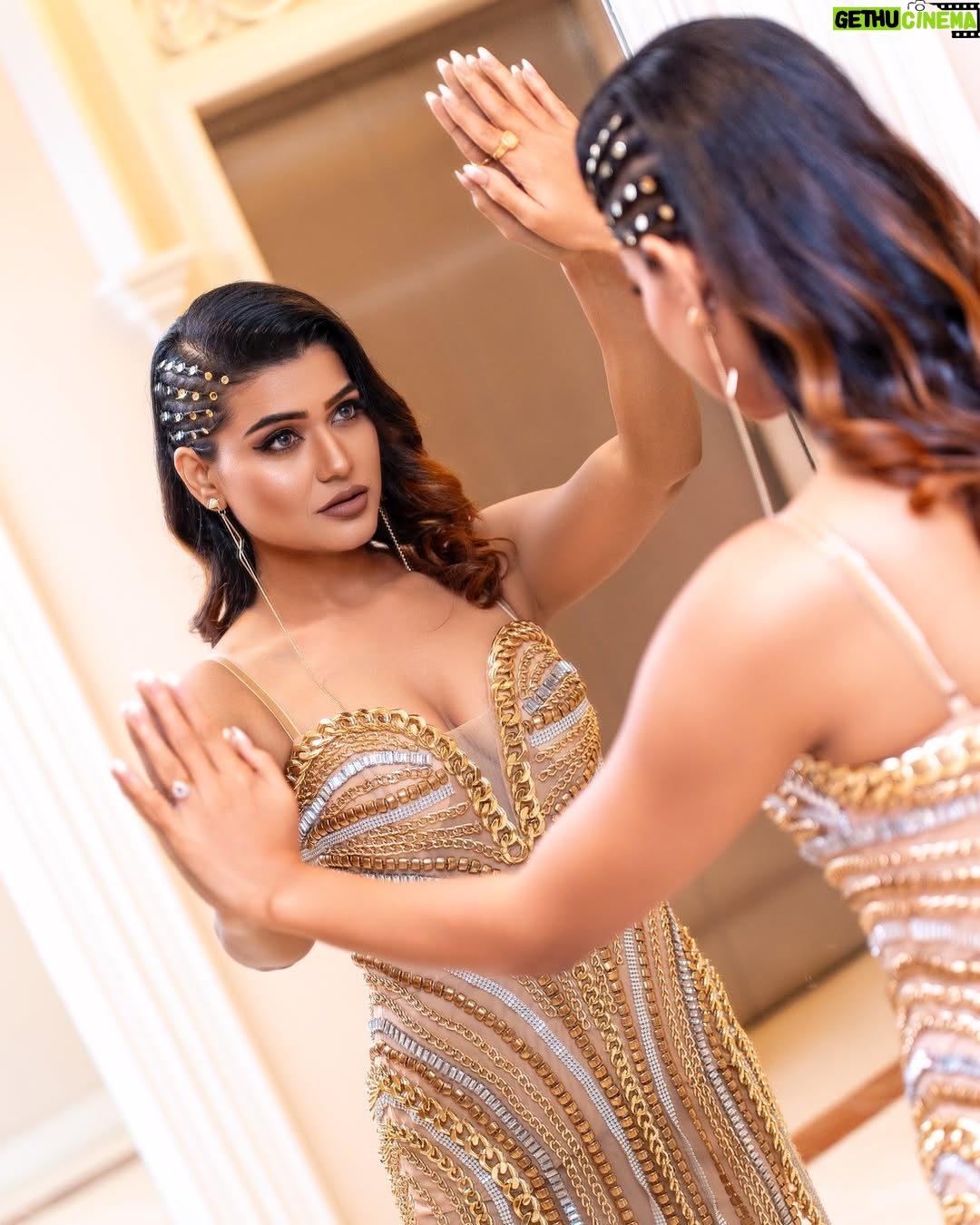 Kanak Pandey - 52.2K Likes - Let me show off the beauty I own.!❤️🤪
.
.
.

MUA- @navoda_rodrigo 
📸. - @thilinakanuggallage 
Assist- @malshichathu 
👨‍💻. - @helloclassymoments 
🏨 . - @tajsamudracolombo 

#Beauty
#Makeup
#Skincare
#Haircare
#Fashion
#MakeupInspo
#MakeupTutorials
#MakeupLovers
#Eyemakeup
#lipsticklove