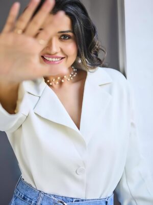 Kanak Pandey Instagram - 🫶✨💫

📸- @kunallakhani 
💄- @i_me_makeuphair_by_pooja_wasan