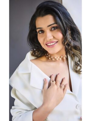 Kanak Pandey Instagram - 🫶✨💫

📸- @kunallakhani 
💄- @i_me_makeuphair_by_pooja_wasan
