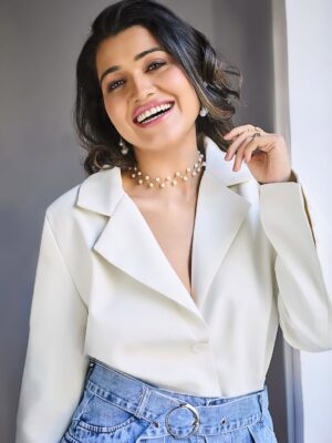 Kanak Pandey Instagram - 🫶✨💫

📸- @kunallakhani 
💄- @i_me_makeuphair_by_pooja_wasan