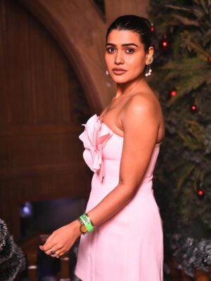 Kanak Pandey Instagram - Elegance, tinted pink..!🌸🌸