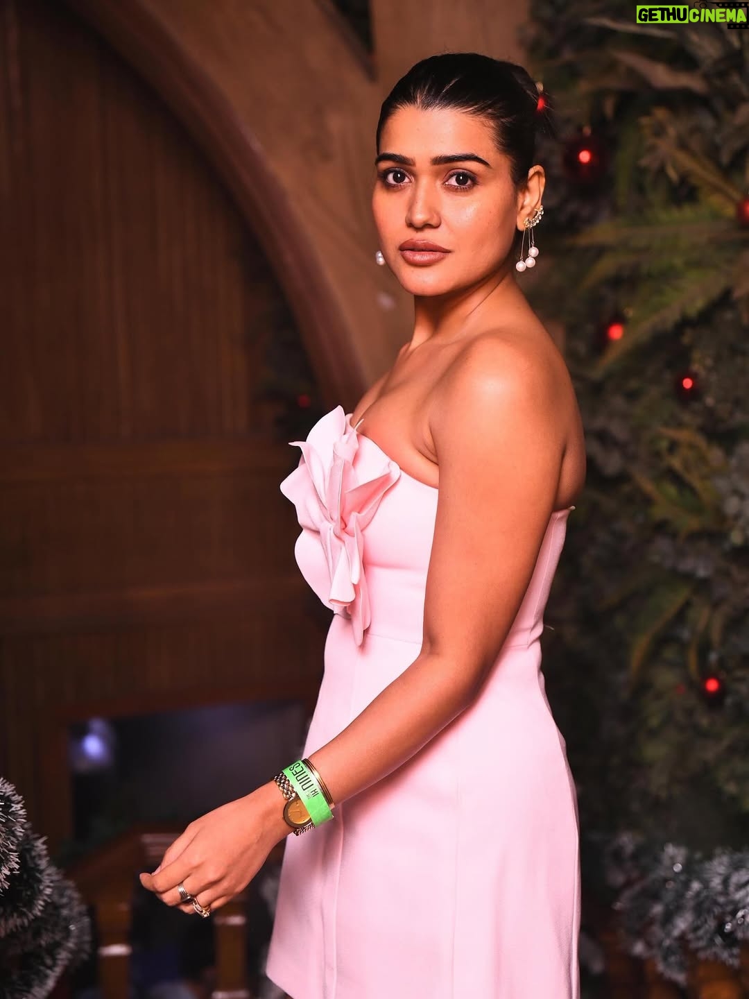 Kanak Pandey - 3 Likes - Elegance, tinted pink..!🌸🌸