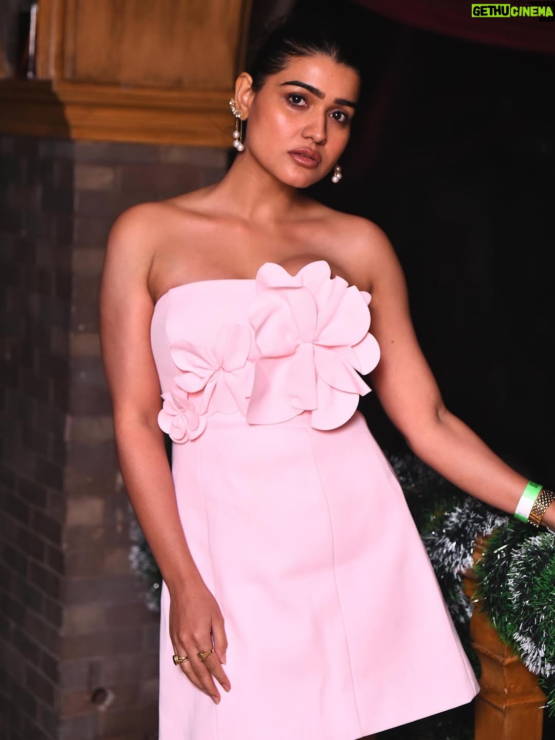 Kanak Pandey - 3 Likes - Elegance, tinted pink..!🌸🌸