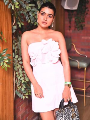 Kanak Pandey Instagram - Elegance, tinted pink..!🌸🌸