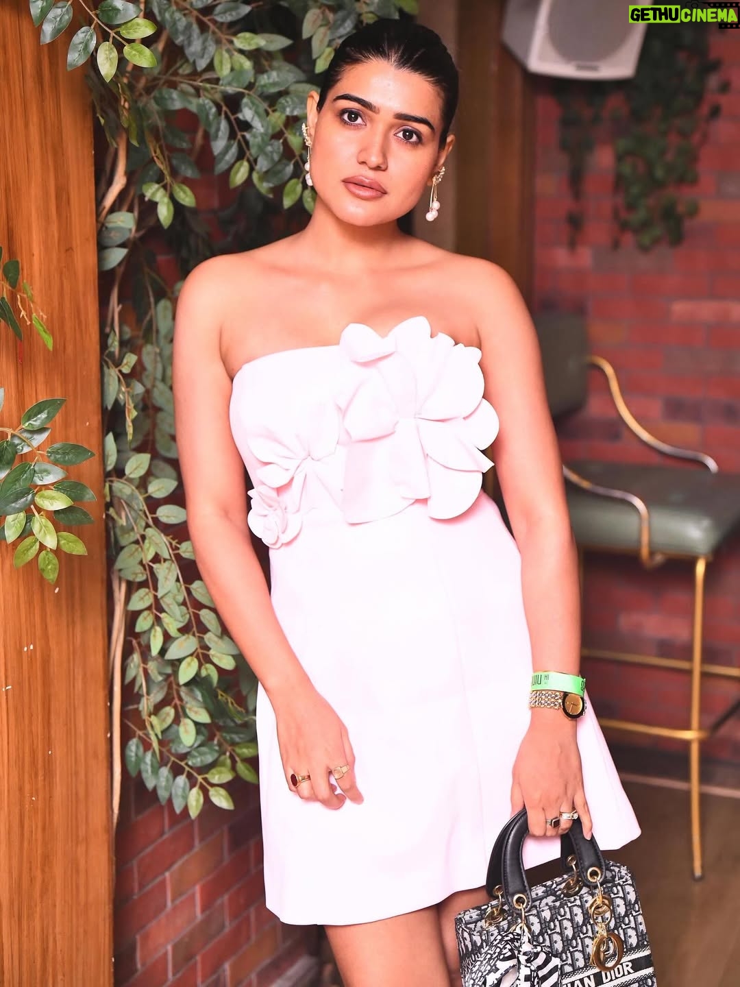 Kanak Pandey - 3 Likes - Elegance, tinted pink..!🌸🌸