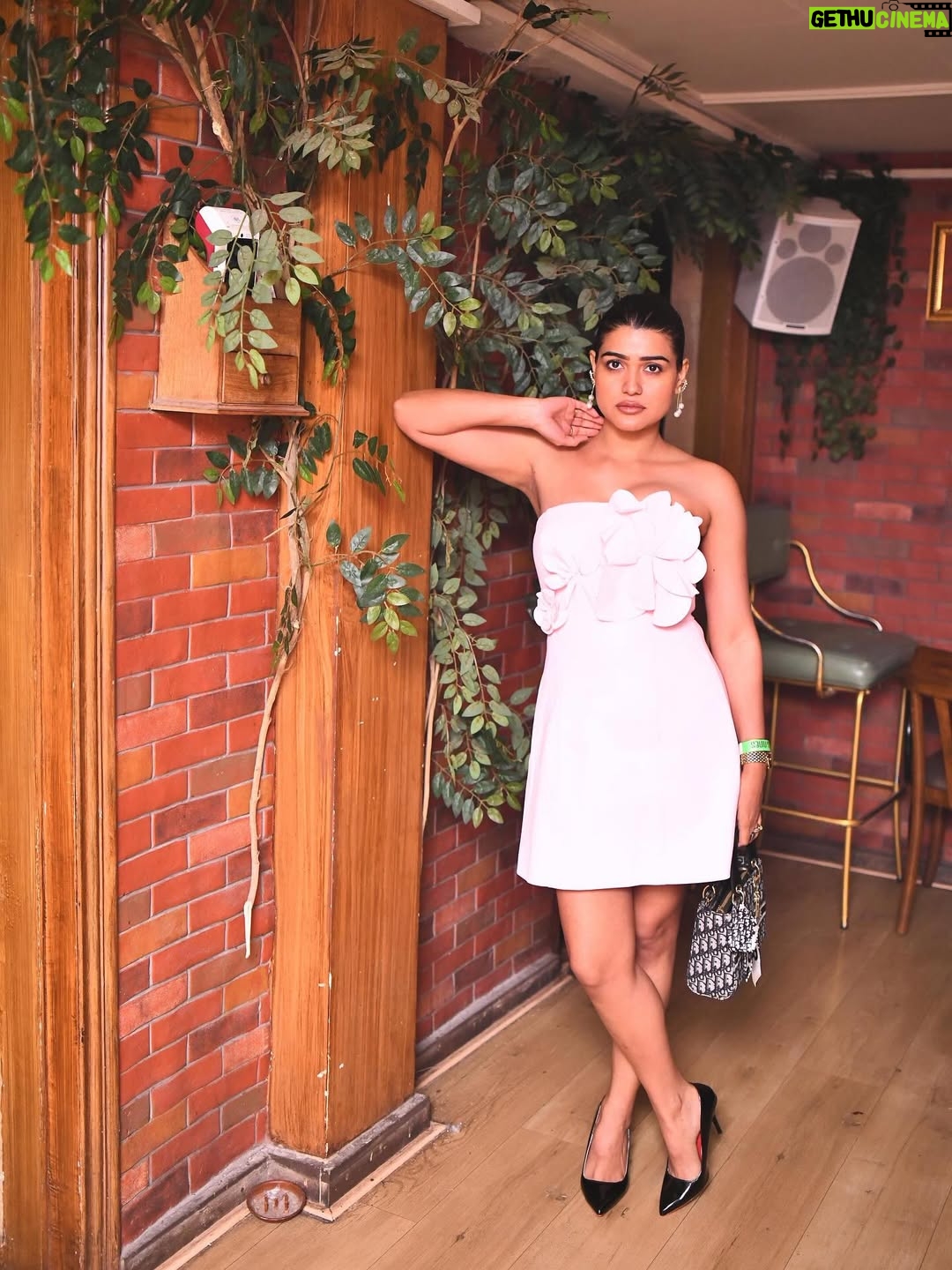 Kanak Pandey - 3 Likes - Elegance, tinted pink..!🌸🌸