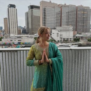 Kanako Takatsuki Instagram - Happy Diwali🎆🪷🕯️
今日はインドのディワリというお祭りの日🇮🇳
ヒンドゥ教の神様ラーマ王子が魔王を倒して家に帰ってきた日だから、みんなお家をキラキラぴかぴか✨に装飾して迎え入れる準備をするんだって☺️🙏
日本に住んでいるインド人の友達宅にお邪魔してお祝いしました!🏠
着てるのはインドで買ったインドの服👗
こんな感じの女性の普段着のことをインドでは「スーツ」っていいます👄💡
#diwali #happydiwali2025🕯️🕯️🕯️🕯️🕯️💡💡🕯️🕯️🕯️💰💡🪔🪔🪔🪔🪔🪔🪔🪔🪔🎇🎇🎆🎁🎁🎇🎆🧨🧨🧨🧨🧨🎆🎁🎁🎆🧨🧨🎆🎇🎇🎆🧨🧨🧨🎇🎇🎑🪔🪅🪅🪔🧧🧧🧧🧧🪔🪅🪅🪔🧧🧧🧧🧧🪔🪔🪔🪅🎇🎁🎇🎁🎀🎀🎀🎇🎆🧨🧨🧨🧨🎇🎁🎀🎀🎀🎀🎁🎇🎆🎆🧨🧨🧨🧨🧨🧨🧨🎆🎇🎁🎁🎁🎁🎁🎁🎁🎁🧧🪔🪔🪔🧧🧧🪔🪔🪔🪔🪔🪔🪔🪔