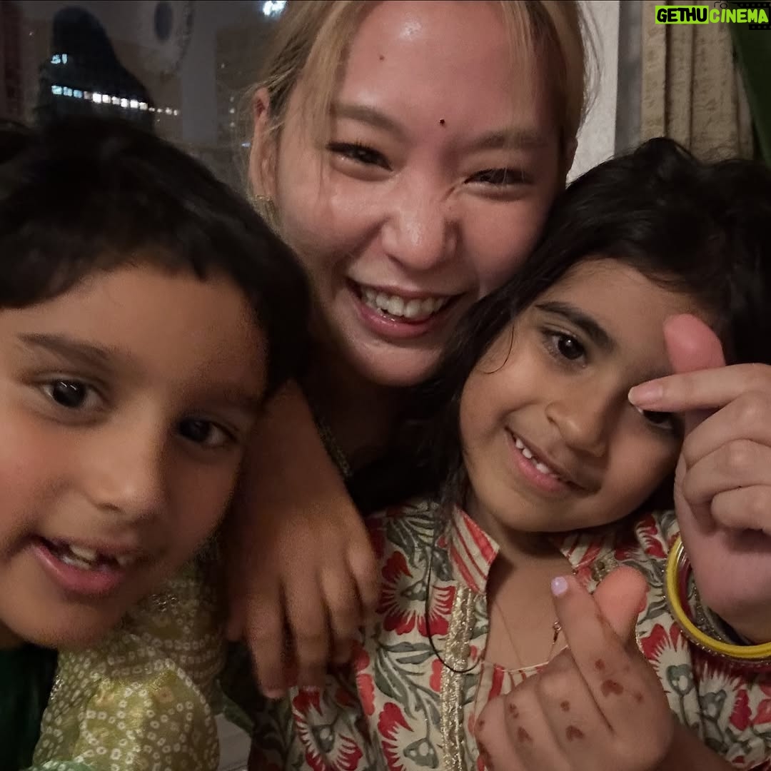 Kanako Takatsuki - 8.7K Likes - Happy Diwali🎆🪷🕯️

今日はインドのディワリというお祭りの日🇮🇳
ヒンドゥ教の神様ラーマ王子が魔王を倒して家に帰ってきた日だから、みんなお家をキラキラぴかぴか✨に装飾して迎え入れる準備をするんだって☺️🙏
日本に住んでいるインド人の友達宅にお邪魔してお祝いしました！🏠

着てるのはインドで買ったインドの服👗
こんな感じの女性の普段着のことをインドでは「スーツ」っていいます👄💡

#diwali #happydiwali2025🕯️🕯️🕯️🕯️🕯️💡💡🕯️🕯️🕯️💰💡🪔🪔🪔🪔🪔🪔🪔🪔🪔🎇🎇🎆🎁🎁🎇🎆🧨🧨🧨🧨🧨🎆🎁🎁🎆🧨🧨🎆🎇🎇🎆🧨🧨🧨🎇🎇🎑🪔🪅🪅🪔🧧🧧🧧🧧🪔🪅🪅🪔🧧🧧🧧🧧🪔🪔🪔🪅🎇🎁🎇🎁🎀🎀🎀🎇🎆🧨🧨🧨🧨🎇🎁🎀🎀🎀🎀🎁🎇🎆🎆🧨🧨🧨🧨🧨🧨🧨🎆🎇🎁🎁🎁🎁🎁🎁🎁🎁🧧🪔🪔🪔🧧🧧🪔🪔🪔🪔🪔🪔🪔🪔