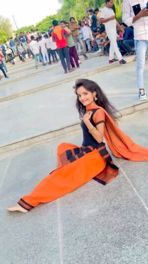 Kanchan Patwa Instagram - Nazar dekho sbki 👀👥💃Public reaction 🤣😍❤️ @kanchan_patwa @kanchanpatwa2025