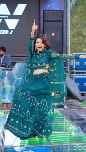 Kanchan Patwa Instagram - Btao kitne ki parchi hai hath main 💸😍 End dekho 🤣 Ye dupatta kabhi hath nhi aata mere 😂💃 @kanchan_patwa @kanchanpatwa2025