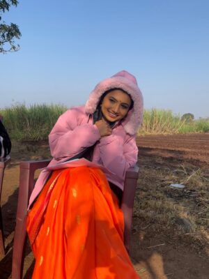 Kanchi Shinde Instagram - In love with my sweater🌸
Sagla Gulabi jhalay aajkal😛