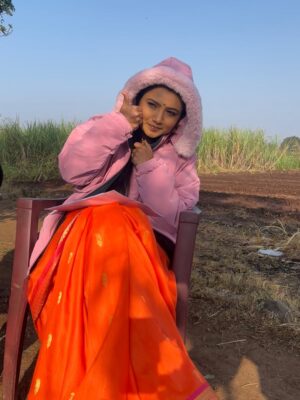 Kanchi Shinde Instagram - In love with my sweater🌸
Sagla Gulabi jhalay aajkal😛