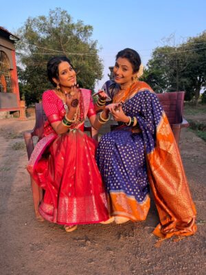 Kanchi Shinde Instagram - Trust me when I say ki मी तिला off screen अजिबात त्रास देत नाही!!!🙊👀👻
.
हो ना गं इंदू?? @iamkanchishinde 👀❤️
.
.
पाहायला विसरू naka💥
पहा ‘इंद्रायणी’, दररोज, संध्या. 7 वाजता, फक्त कलर्स मराठीवर आणि कधीही
@JioHotstar वर
#Indrayani #IndrayaniOnColorsMarathi #ColorsMarathi #NaviUbhariUnchBharari #gopalkala #kshamadeshpande #marathiserial #chinmaypatwardhan #gopal #Shreekala #actress #kanchishinde #GopalKala