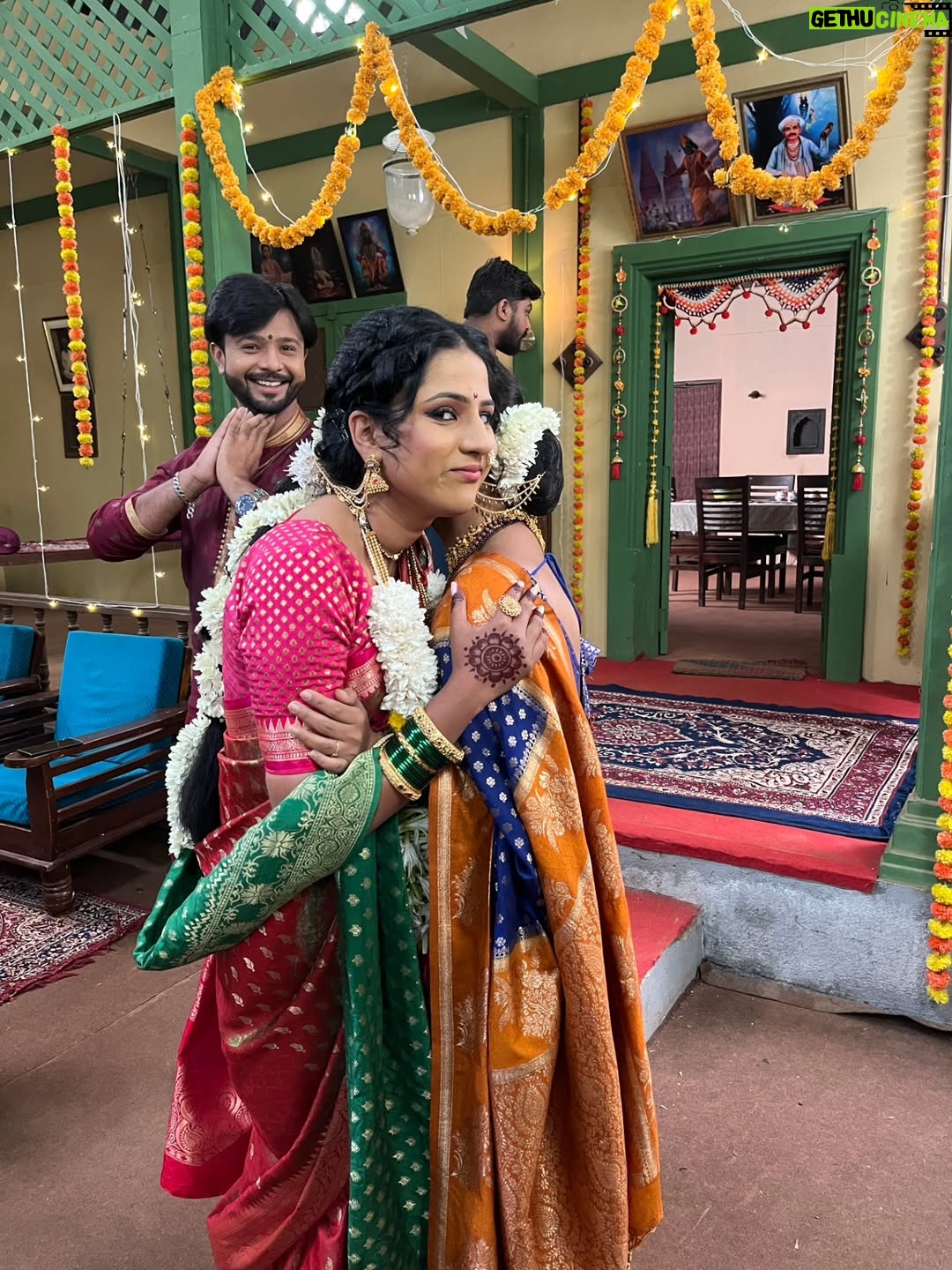 Kanchi Shinde - 2.7K Likes - Trust me when I say ki मी तिला off screen अजिबात त्रास देत नाही!!!🙊👀👻
.
हो ना गं इंदू?? @iamkanchishinde 👀❤️
.
.
पाहायला विसरू naka💥
पहा ‘इंद्रायणी’, दररोज, संध्या. 7 वाजता, फक्त कलर्स मराठीवर आणि कधीही 
@JioHotstar वर

#Indrayani #IndrayaniOnColorsMarathi #ColorsMarathi #NaviUbhariUnchBharari #gopalkala #kshamadeshpande #marathiserial #chinmaypatwardhan #gopal #Shreekala #actress #kanchishinde #GopalKala