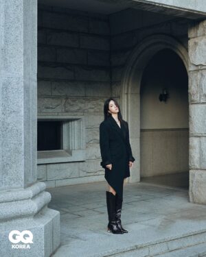Kang Ji-young Instagram - “힘들어도 하고, 귀찮아도 하고, 무서워도 하고, 안 되면 또 될 때까지 해요. 결국 하면 뭐가 되어 있더라고요. 저는 그런 것 같아요.“

텍스트로 볼 때는 해탈한 어른처럼 말하는 듯 보이지만 실제 과정을 지나는 내 모습은 결코 쿨하고 담백하지만은 않다

오히려 ‘겁 없는 사람, 불안하지 않은 사람이 어디 있겠어
나도 어쩔 수 없지 뭐’라는 마음에 더 가깝지 않을까

제 이야기와 이렇게 또 다른 모습을 멋지게 담아주신. 
그리고 결과물을 위해 도움 주신 모든 손길들 고맙습니다.
@gq_korea