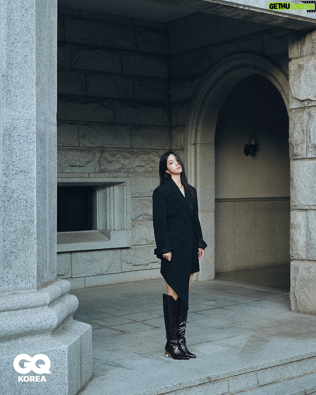 Kang Ji-young - 14.4K Likes - “힘들어도 하고, 귀찮아도 하고, 무서워도 하고, 안 되면 또 될 때까지 해요. 결국 하면 뭐가 되어 있더라고요. 저는 그런 것 같아요.“

텍스트로 볼 때는 해탈한 어른처럼 말하는 듯 보이지만 실제 과정을 지나는 내 모습은 결코 쿨하고 담백하지만은 않다

오히려 ‘겁 없는 사람, 불안하지 않은 사람이 어디 있겠어
나도 어쩔 수 없지 뭐’라는 마음에 더 가깝지 않을까

제 이야기와 이렇게 또 다른 모습을 멋지게 담아주신. 
그리고 결과물을 위해 도움 주신 모든 손길들 고맙습니다.
@gq_korea