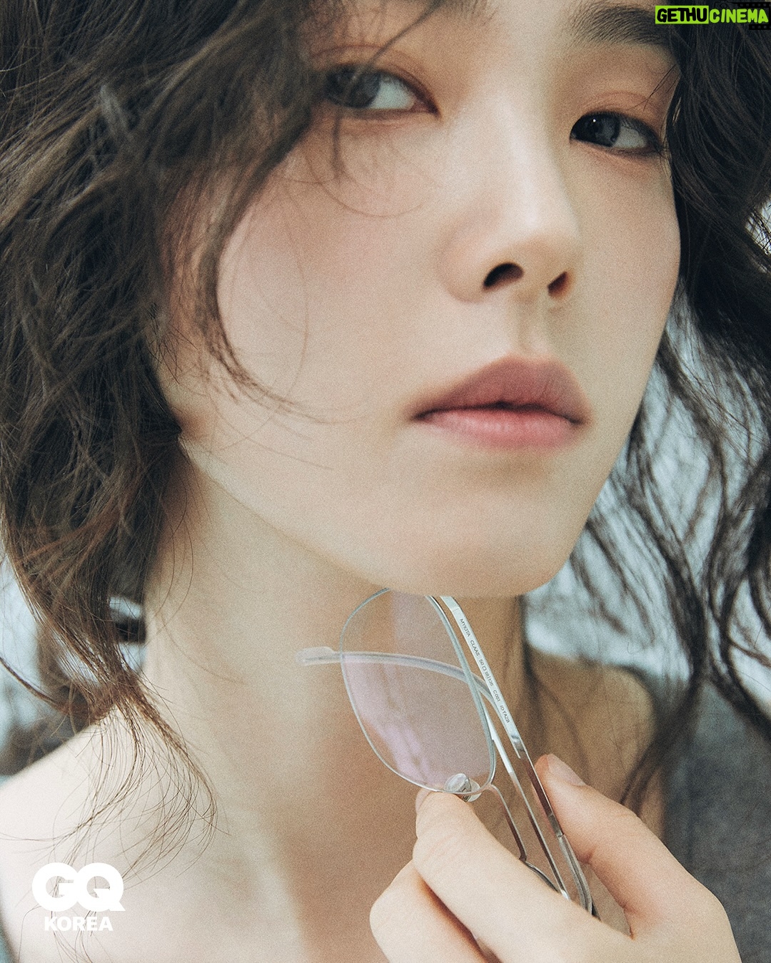 Kang Ji-young - 14.4K Likes - “힘들어도 하고, 귀찮아도 하고, 무서워도 하고, 안 되면 또 될 때까지 해요. 결국 하면 뭐가 되어 있더라고요. 저는 그런 것 같아요.“

텍스트로 볼 때는 해탈한 어른처럼 말하는 듯 보이지만 실제 과정을 지나는 내 모습은 결코 쿨하고 담백하지만은 않다

오히려 ‘겁 없는 사람, 불안하지 않은 사람이 어디 있겠어
나도 어쩔 수 없지 뭐’라는 마음에 더 가깝지 않을까

제 이야기와 이렇게 또 다른 모습을 멋지게 담아주신. 
그리고 결과물을 위해 도움 주신 모든 손길들 고맙습니다.
@gq_korea
