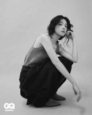 Kang Ji-young Instagram - “힘들어도 하고, 귀찮아도 하고, 무서워도 하고, 안 되면 또 될 때까지 해요. 결국 하면 뭐가 되어 있더라고요. 저는 그런 것 같아요.“

텍스트로 볼 때는 해탈한 어른처럼 말하는 듯 보이지만 실제 과정을 지나는 내 모습은 결코 쿨하고 담백하지만은 않다

오히려 ‘겁 없는 사람, 불안하지 않은 사람이 어디 있겠어
나도 어쩔 수 없지 뭐’라는 마음에 더 가깝지 않을까

제 이야기와 이렇게 또 다른 모습을 멋지게 담아주신. 
그리고 결과물을 위해 도움 주신 모든 손길들 고맙습니다.
@gq_korea