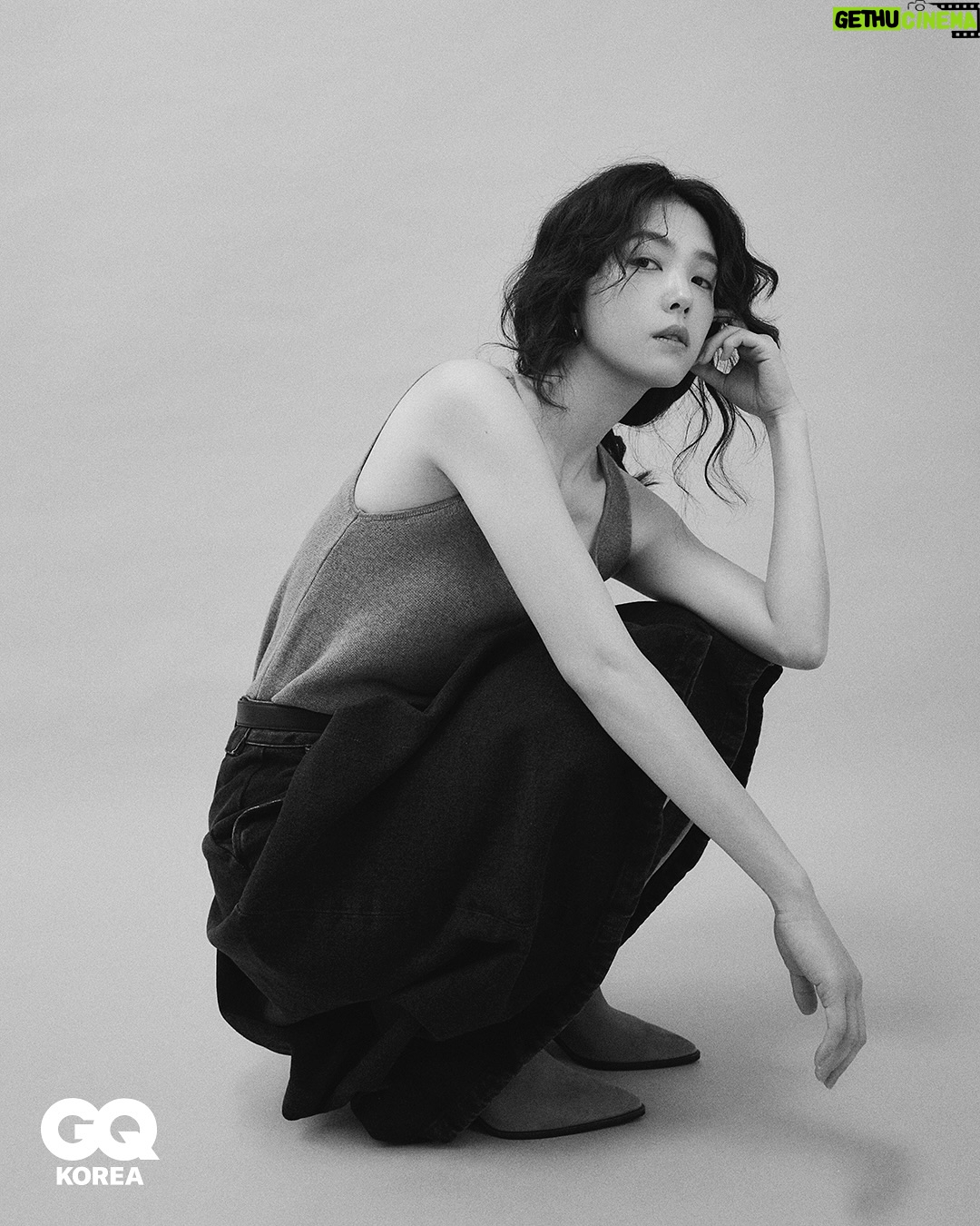 Kang Ji-young - 14.4K Likes - “힘들어도 하고, 귀찮아도 하고, 무서워도 하고, 안 되면 또 될 때까지 해요. 결국 하면 뭐가 되어 있더라고요. 저는 그런 것 같아요.“

텍스트로 볼 때는 해탈한 어른처럼 말하는 듯 보이지만 실제 과정을 지나는 내 모습은 결코 쿨하고 담백하지만은 않다

오히려 ‘겁 없는 사람, 불안하지 않은 사람이 어디 있겠어
나도 어쩔 수 없지 뭐’라는 마음에 더 가깝지 않을까

제 이야기와 이렇게 또 다른 모습을 멋지게 담아주신. 
그리고 결과물을 위해 도움 주신 모든 손길들 고맙습니다.
@gq_korea