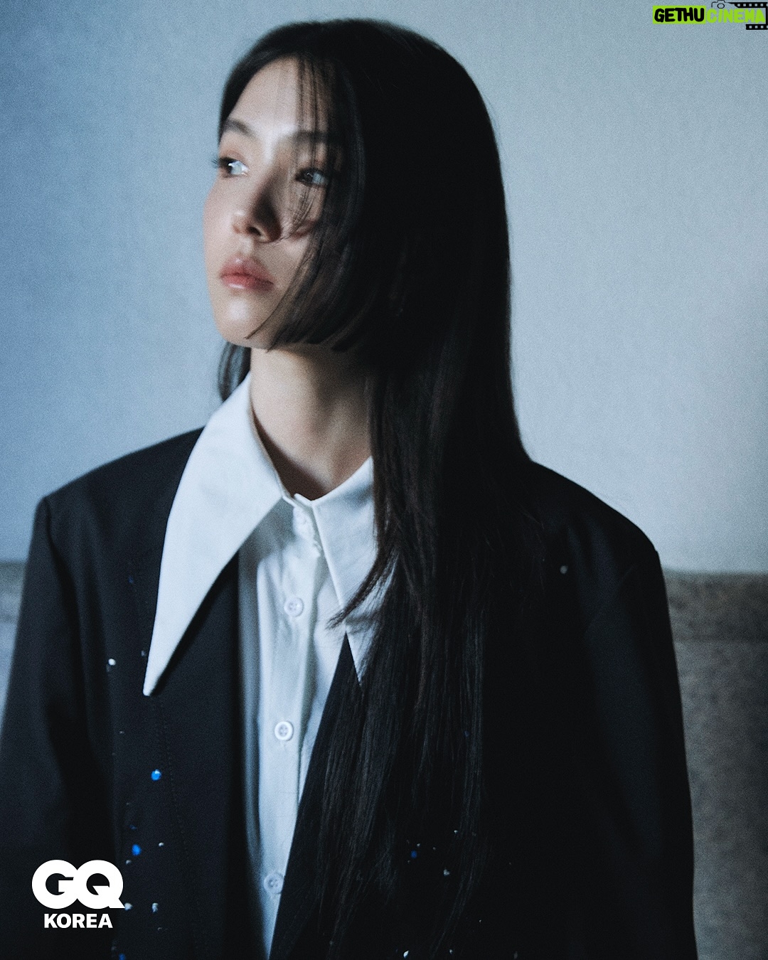 Kang Ji-young - 14.4K Likes - “힘들어도 하고, 귀찮아도 하고, 무서워도 하고, 안 되면 또 될 때까지 해요. 결국 하면 뭐가 되어 있더라고요. 저는 그런 것 같아요.“

텍스트로 볼 때는 해탈한 어른처럼 말하는 듯 보이지만 실제 과정을 지나는 내 모습은 결코 쿨하고 담백하지만은 않다

오히려 ‘겁 없는 사람, 불안하지 않은 사람이 어디 있겠어
나도 어쩔 수 없지 뭐’라는 마음에 더 가깝지 않을까

제 이야기와 이렇게 또 다른 모습을 멋지게 담아주신. 
그리고 결과물을 위해 도움 주신 모든 손길들 고맙습니다.
@gq_korea