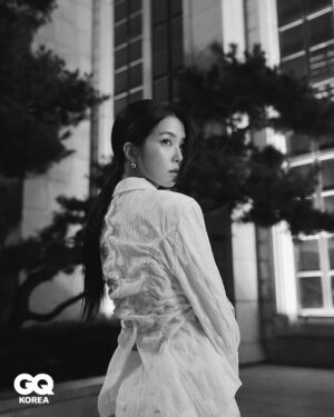 Kang Ji-young Instagram - “힘들어도 하고, 귀찮아도 하고, 무서워도 하고, 안 되면 또 될 때까지 해요. 결국 하면 뭐가 되어 있더라고요. 저는 그런 것 같아요.“

텍스트로 볼 때는 해탈한 어른처럼 말하는 듯 보이지만 실제 과정을 지나는 내 모습은 결코 쿨하고 담백하지만은 않다

오히려 ‘겁 없는 사람, 불안하지 않은 사람이 어디 있겠어
나도 어쩔 수 없지 뭐’라는 마음에 더 가깝지 않을까

제 이야기와 이렇게 또 다른 모습을 멋지게 담아주신. 
그리고 결과물을 위해 도움 주신 모든 손길들 고맙습니다.
@gq_korea