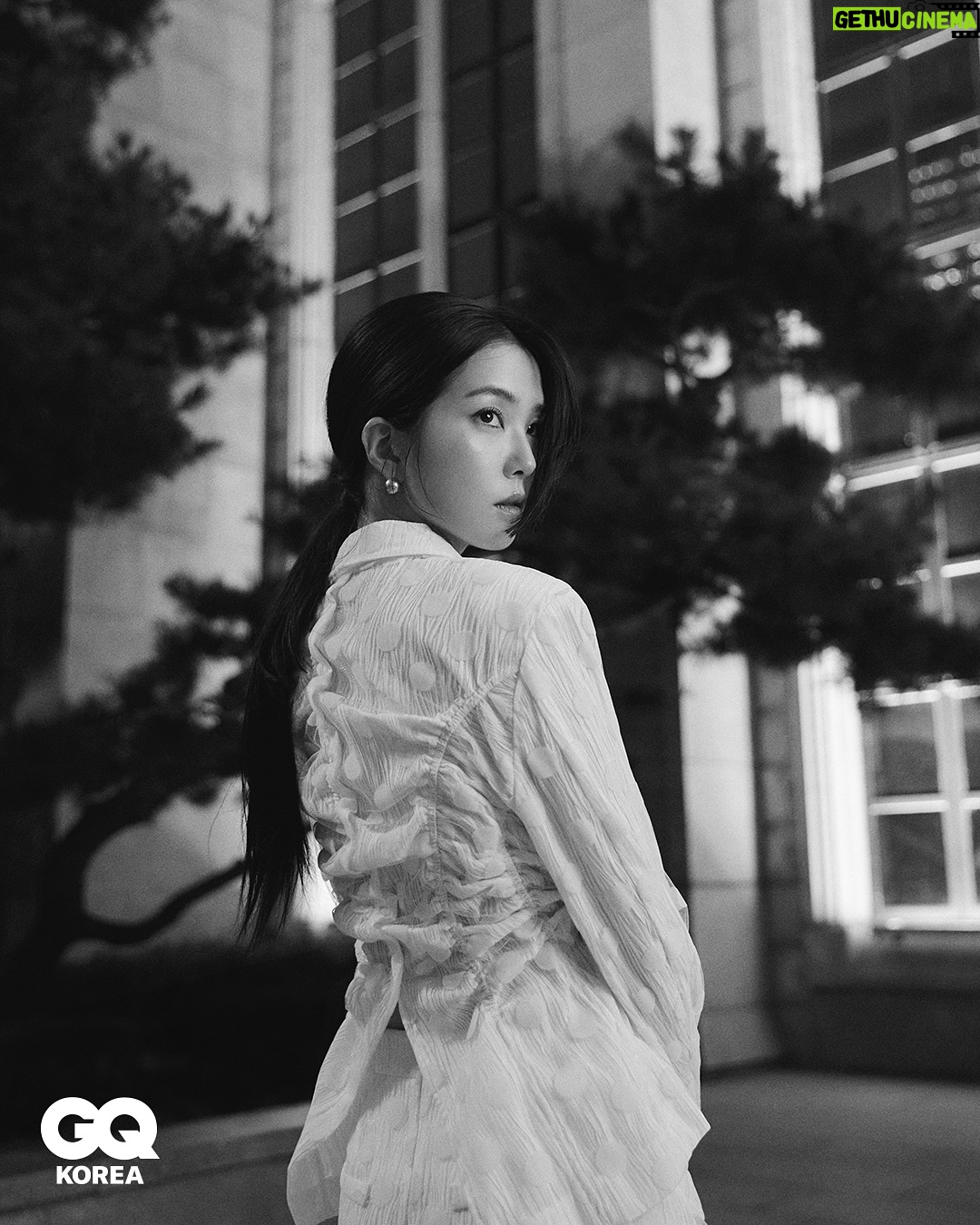Kang Ji-young - 14.4K Likes - “힘들어도 하고, 귀찮아도 하고, 무서워도 하고, 안 되면 또 될 때까지 해요. 결국 하면 뭐가 되어 있더라고요. 저는 그런 것 같아요.“

텍스트로 볼 때는 해탈한 어른처럼 말하는 듯 보이지만 실제 과정을 지나는 내 모습은 결코 쿨하고 담백하지만은 않다

오히려 ‘겁 없는 사람, 불안하지 않은 사람이 어디 있겠어
나도 어쩔 수 없지 뭐’라는 마음에 더 가깝지 않을까

제 이야기와 이렇게 또 다른 모습을 멋지게 담아주신. 
그리고 결과물을 위해 도움 주신 모든 손길들 고맙습니다.
@gq_korea