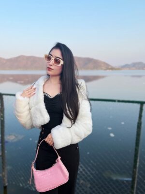 Kareena Tekwani Instagram - Makar Sankranti, but make it fashion🤍🪁
.
.
.
.
.
.
[ Pink City Aesthetic, Winter Fashion 2026, Jaipur street style, Winter Fit Inspo, City Photoshoot, Cozy Fit, Pinterest Fur Jacket, Winter Street Style India, Slow City Vibe, Jal Mahal Jaipur ]