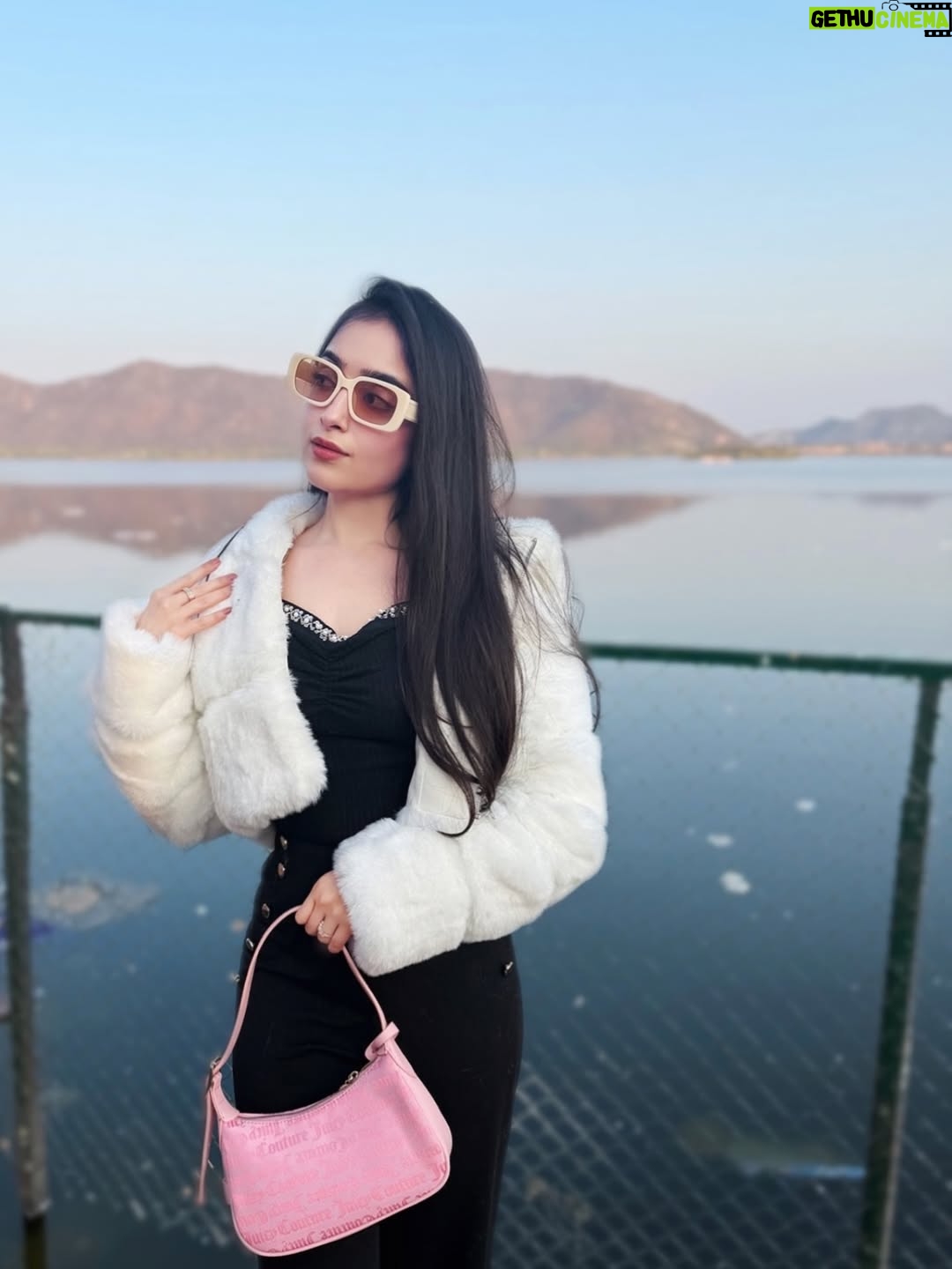 Kareena Tekwani - 3.6K Likes - Makar Sankranti, but make it fashion🤍🪁
.
.
.
.
.
.
[ Pink City Aesthetic, Winter Fashion 2026, Jaipur street style, Winter Fit Inspo, City Photoshoot, Cozy Fit, Pinterest Fur Jacket, Winter Street Style India, Slow City Vibe, Jal Mahal Jaipur ]