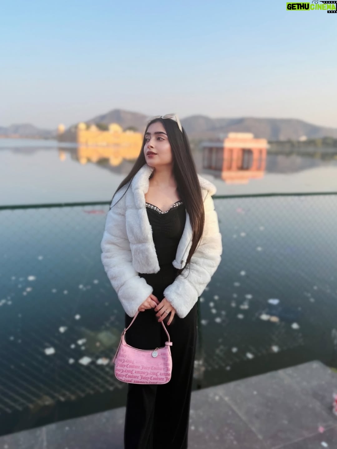 Kareena Tekwani - 3.6K Likes - Makar Sankranti, but make it fashion🤍🪁
.
.
.
.
.
.
[ Pink City Aesthetic, Winter Fashion 2026, Jaipur street style, Winter Fit Inspo, City Photoshoot, Cozy Fit, Pinterest Fur Jacket, Winter Street Style India, Slow City Vibe, Jal Mahal Jaipur ]