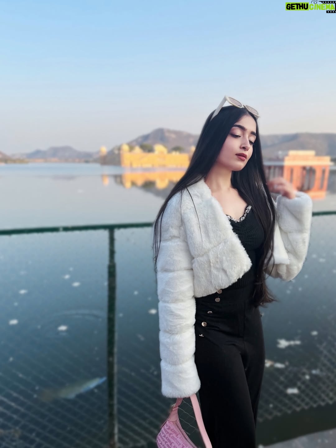 Kareena Tekwani - 3.6K Likes - Makar Sankranti, but make it fashion🤍🪁
.
.
.
.
.
.
[ Pink City Aesthetic, Winter Fashion 2026, Jaipur street style, Winter Fit Inspo, City Photoshoot, Cozy Fit, Pinterest Fur Jacket, Winter Street Style India, Slow City Vibe, Jal Mahal Jaipur ]