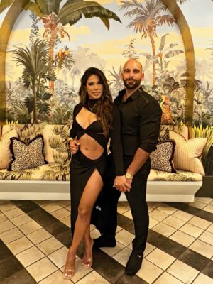 Karen Dejo Instagram - Me encanta cuando disfrutamos el uno del otro❤️siento que el mundo se detiene y todo es perfecto. (solo falta Mía y Dayyan )
✨Caring for our love is a commitment✨
Love you