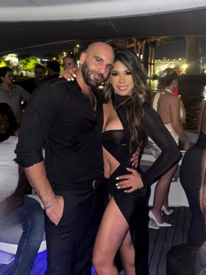 Karen Dejo Instagram - Me encanta cuando disfrutamos el uno del otro❤️siento que el mundo se detiene y todo es perfecto. (solo falta Mía y Dayyan )
✨Caring for our love is a commitment✨
Love you