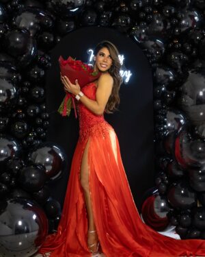Karen Dejo Instagram - BIRTHDAY GIRL 🌹🎈🎂
Agradecida por un año más de vida , rodeada de las personas que me aman♥️, gracias Dios, gracias a todos ustedes que me demuestran su cariño por mis redes. Les mando un besote y mucho amor. 
💋

👗@maritzamendozastudio 
🎈@lacasitadevalentinaperu
🎂@malitortas.eventos 
🌹@magia.pe_